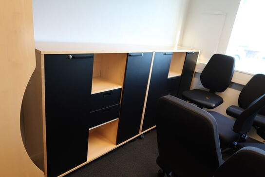 El. hæve/sænke skrivebord samt stumtjener og stk. reoler/skabe