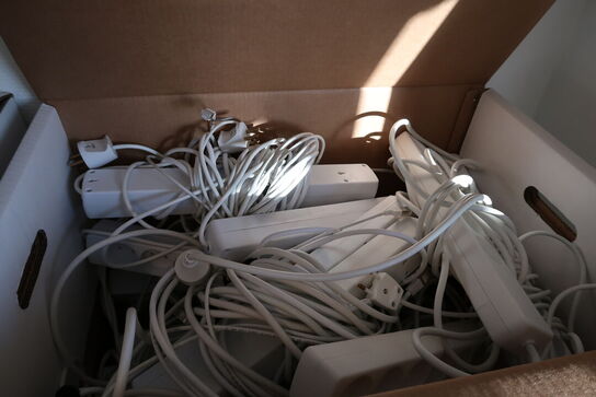 2 stk. kasser med forlængerledninger