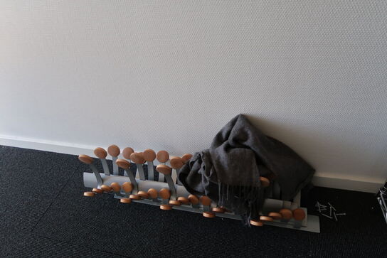 Reol med div. Kontorartikler samt knagerækker