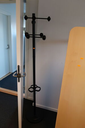 El. hæve/sænke skrivebord samt stumtjener og stk. reoler/skabe