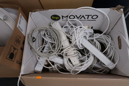 2 stk. kasser med forlængerledninger samt toiletbrætter