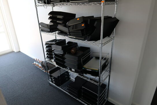 Reol med div. Kontorartikler samt knagerækker