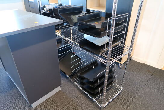 Reol med div. Kontorartikler samt bord