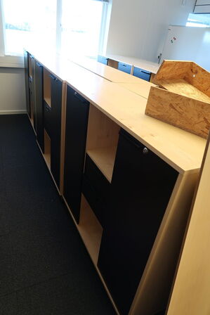 3 stk. reoler/skabe HOLMRIIS samt bordplade