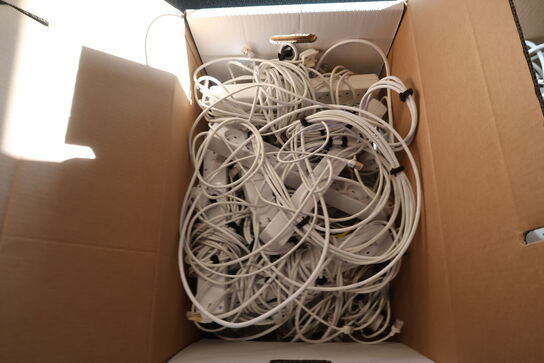 2 stk. kasser med forlængerledninger samt mødestol