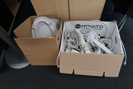 2 stk. kasser med forlængerledninger samt toiletbrætter