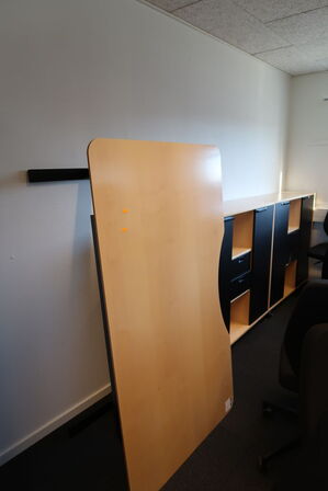 El. hæve/sænke skrivebord samt stumtjener og stk. reoler/skabe