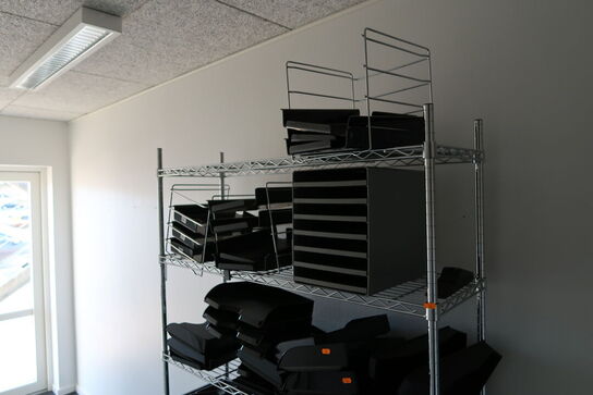 Reol med div. Kontorartikler samt knagerækker