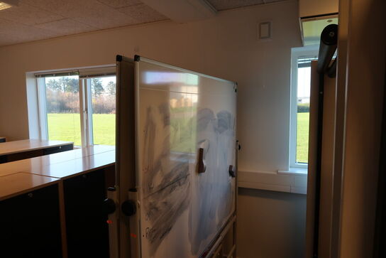 2 stk. whiteboards på stativ