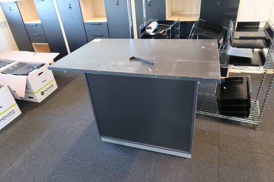 Reol med div. Kontorartikler samt bord