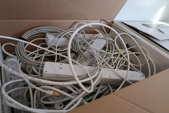 2 stk. kasser med forlængerledninger