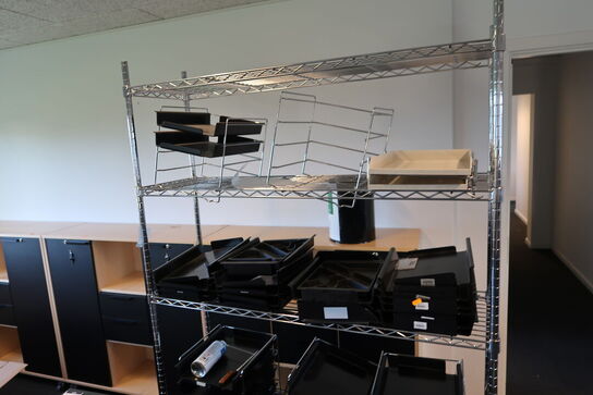 Reol med div. Kontorartikler samt bord