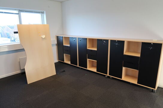 3 stk. reoler/skabe HOLMRIIS samt el. hæve/sænke skrivebord (defekt)