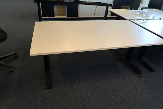 2 stk. el. hæve/sænke skriveborde KINNARPS