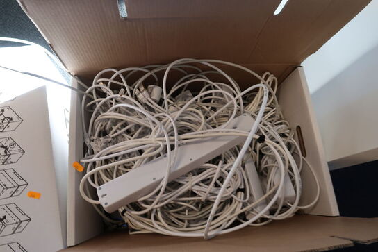 2 stk. kasser med forlængerledninger samt mødestol