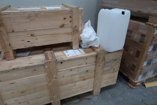 2 stk. opbevaringskasser med indhold