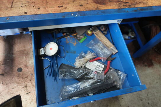 Arbejdsbord samt værktøjstavle med div. Værktøj