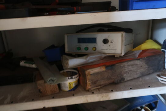 Stålskab med indhold