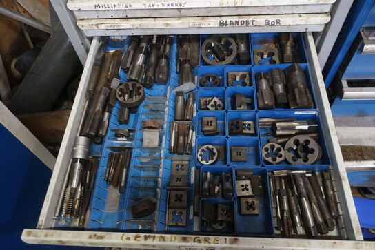 Stålskab med div. Bor m.m.