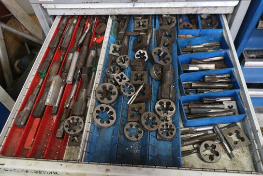 Stålskab med div. Bor m.m.