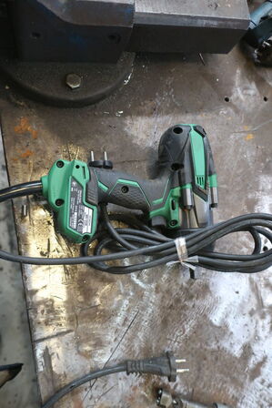 2 stk. håndværktøj HITACHI CN 165A, WR 14VE