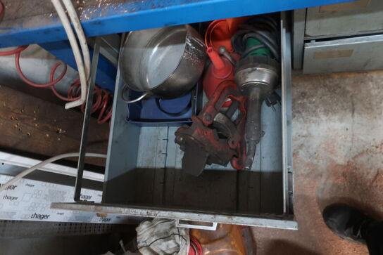 Arbejdsbord samt værktøjstavle med div. Værktøj