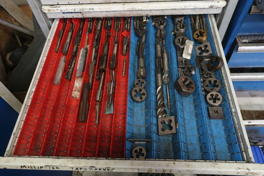 Stålskab med div. Bor m.m.