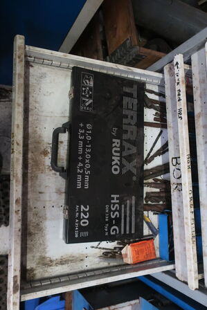 Stålskab med div. Bor m.m.