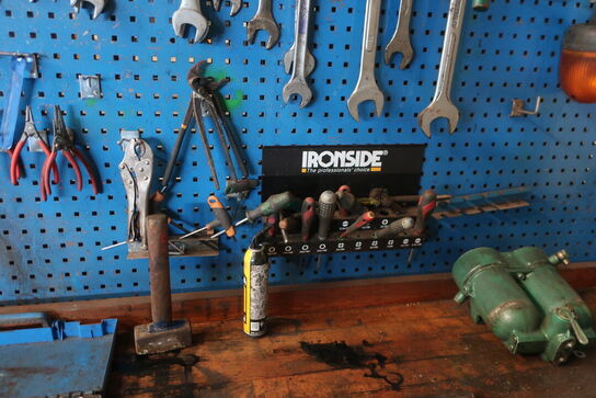 Arbejdsbord samt værktøjstavle med div. Værktøj