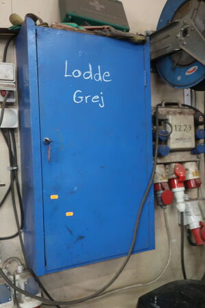 Metalskab med indhold