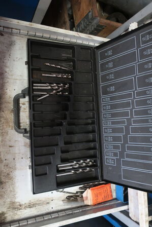 Stålskab med div. Bor m.m.