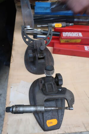 2 stk. mikrometerskruer på stander