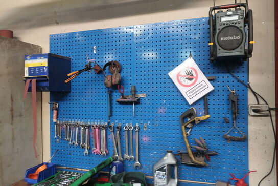 Arbejdsbord samt værktøjstavle med div. Værktøj