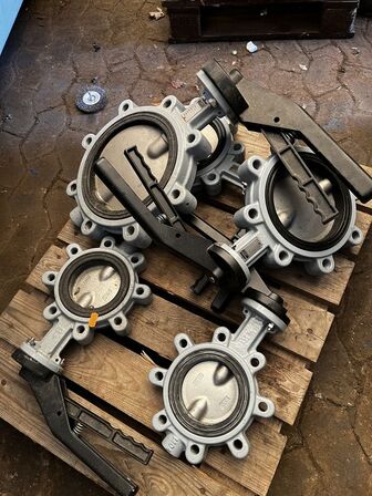 Palle med div. Varelager og reservedele