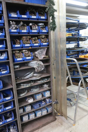 Sortimentsskab med indhold