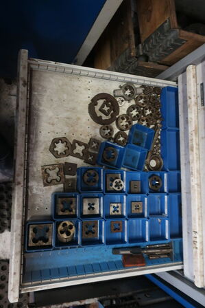 Stålskab med div. Bor m.m.