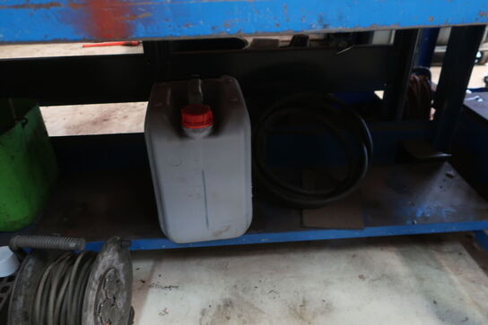 Arbejdsbord samt værktøjstavle med div. Værktøj