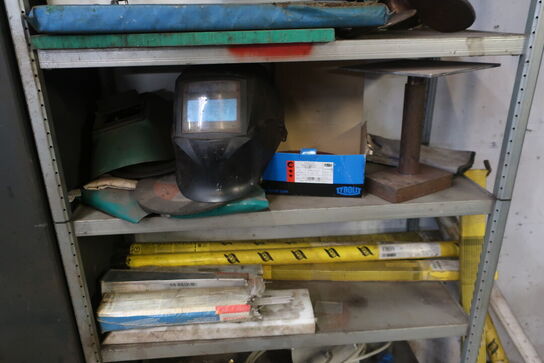 Lagerreol med indhold