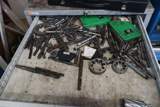 Stålskab med div. Bor m.m.