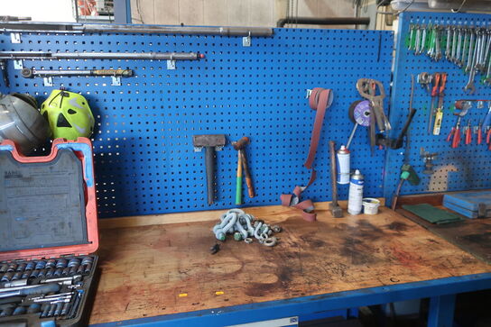 Arbejdsbord samt værktøjstavle med div. Værktøj