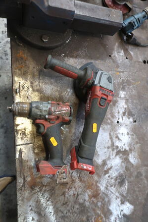 2 stk. akku håndværktøj MILWAUKEE M18 FSAG125X, M18 FPD3