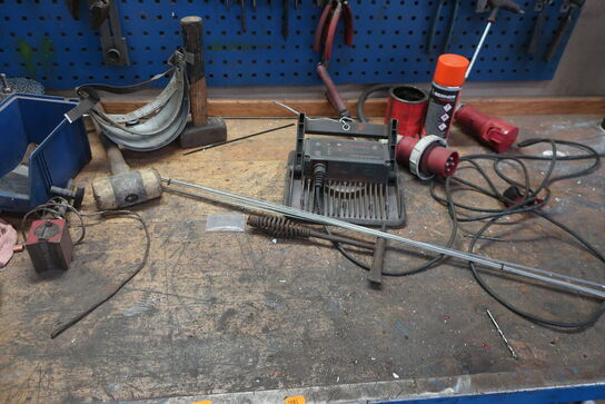 Arbejdsbord med værktøjstavle samt div. Værktøj