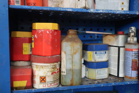 Metalskab med indhold