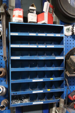 Sortimentsreol med indhold