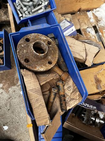 Palle med div. Bolte og værktøj