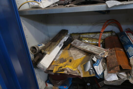 Stålskab med indhold