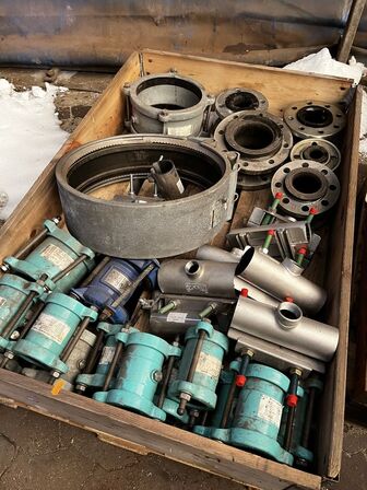 Palle med div. Varelager og reservedele