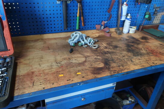 Arbejdsbord samt værktøjstavle med div. Værktøj