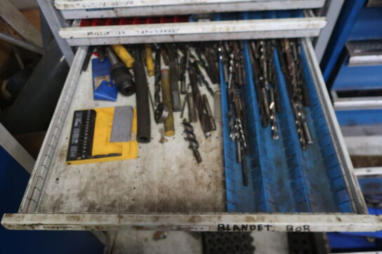 Stålskab med div. Bor m.m.