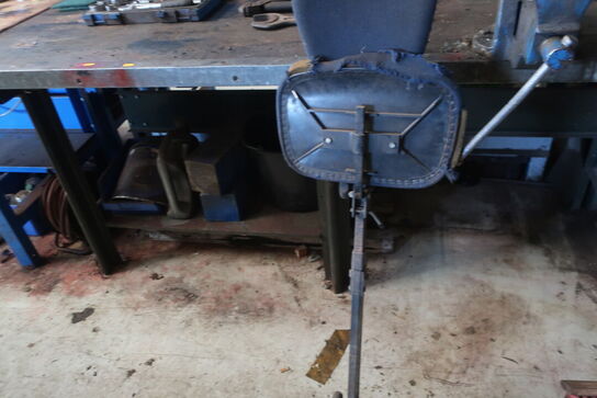 Arbejdsbord samt værktøjstavle med div. Værktøj